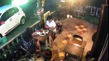 Mải check in, gái xinh bị trộm giật mất túi xách