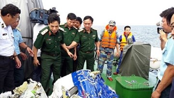 Hình ảnh trục vớt động cơ và thi thể thành viên Casa-212