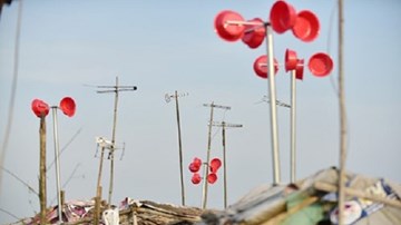 Máy phát điện “chậu nhựa” ở làng chài ven đô