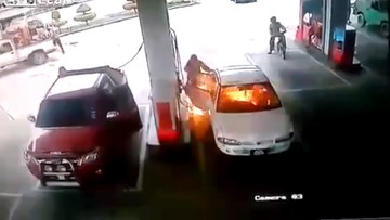 Con chơi bật lửa lúc mẹ đổ xăng và cái kết kinh hoàng