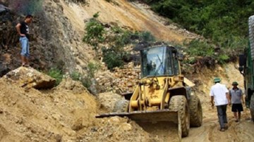 Sạt lở núi tại Lai Châu, chôn vùi xe khách đang lưu thông