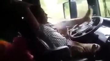 Tài xế vừa hút thuốc vừa lái ô tô bằng một...chân