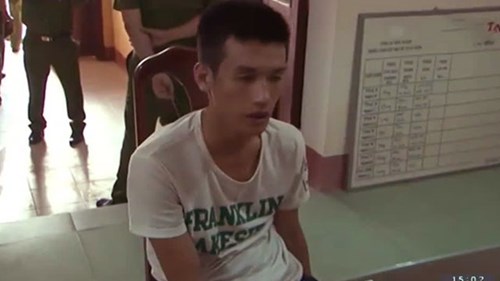 Không đội mũ bảo hiểm, dùng dao tấn công cảnh sát cơ động
