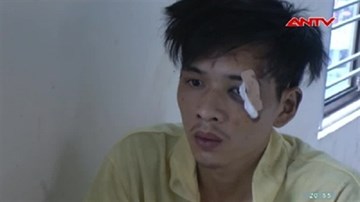 Tên cướp liên tiếp chém 2 chị em để giật điện thoại