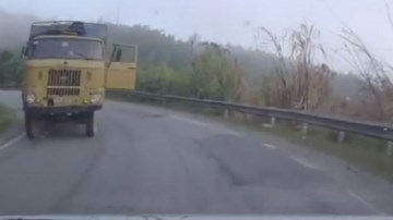 Xe tải đang chạy bung cửa suýt gây tai nạn nghiêm trọng