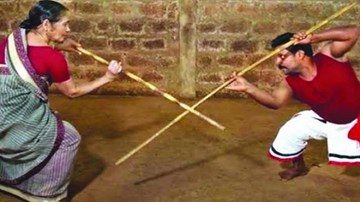 Cụ bà 76 tuổi đấu võ nhanh như gió với thanh niên