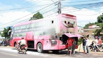 Xe giường nằm bốc cháy, 30 hành khách suýt chết