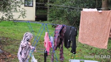 Bé lẫm chẫm làm việc nhà theo lệnh bố cực đáng yêu