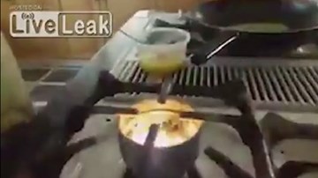 Hoảng hồn cảnh dân Syria nấu ăn bằng... bom phốt pho