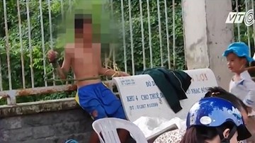 Mẹ trói con, đánh con giữa đường vì trộm tiền