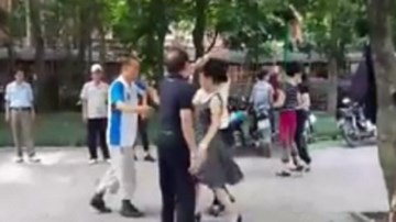 Khiêu vũ gây ồn ào gần điểm thi Trường Đại học Thủy Lợi