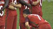 Khoảnh khắc độc: Ronaldo núp sau lưng đồng đội xem đá penalty
