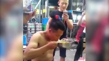 Người đàn ông nuốt 20 quả trứng sống trong chưa đầy 1 phút