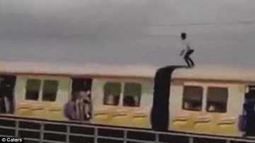 Liều mạng đứng trên nóc tàu hỏa né điện cao thế