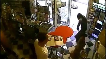 Mang súng đi cướp bị chủ cửa hàng xua chó đuổi chạy trối chết