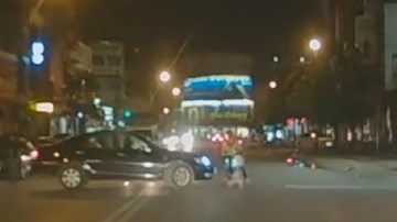 Cô gái đi xe đạp điện suýt gặp nạn vì chạy cắt mặt ô tô