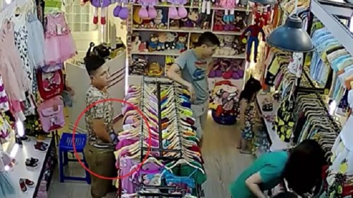 Thanh niên bảnh trai trộm đồ trong shop trẻ em rồi nhét vào người
