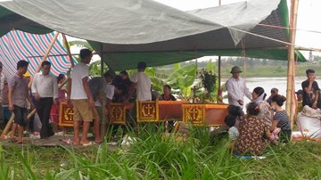 Chìm tàu sông Hồng, bố mẹ cùng con tử vong