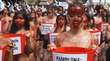 Khỏa thân, tắm máu... kêu gọi ủng hộ bò tót