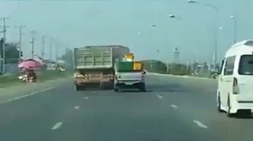 Xe tải liều mạng quyết tạt đầu xe con trên cao tốc và cái kết thảm