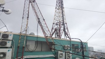 Cột thu phát sóng gãy văng vào cao ốc, 1 người tử vong