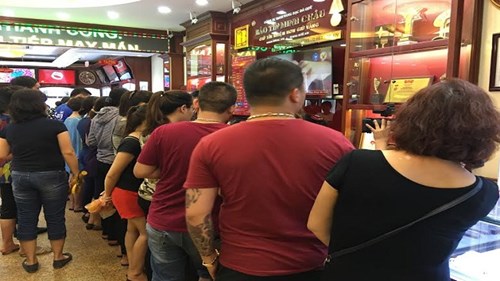 Giá vàng lên gần 40 triệu đồng/lượng, người dân đổ xô đi mua