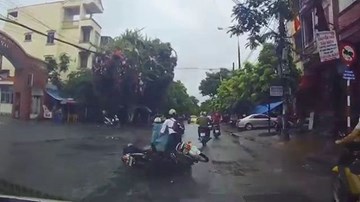 Hai cô gái ngã trước đầu ô tô vì tránh hố ga
