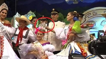 Á hậu Colombia giật vương miện của Hoa hậu, 'đội thử' lên đầu