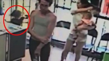 Bé gái 4 tuổi bị bắt cóc ngay trước mặt mẹ