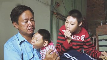 Xúc động cảnh “gà trống” bán kẹo mút nuôi 2 con bại não