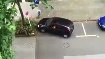 Loay hoay đỗ xe không thành, nữ tài xế phải bỏ cuộc