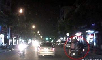 2 cô gái bị cướp giật túi xách táo tợn giữa Hà Nội