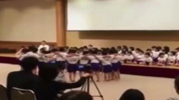 Cảnh trẻ em Nhật bên bạn lúc thất bại gây xúc động cồng đồng mạng