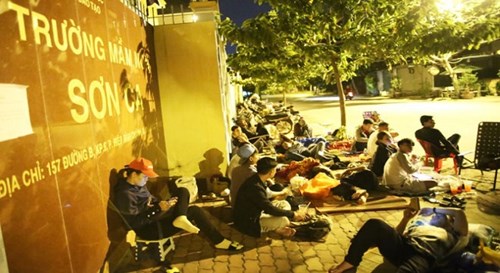 Phụ huynh TP.HCM trắng đêm xếp hàng xin học mẫu giáo cho con