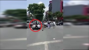 Va chạm giao thông, tài xế taxi lấy hung khí đòi 'xử' người đi xe máy