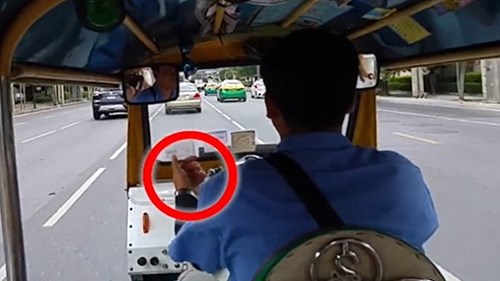 Du khách bị giật túi sau màn 