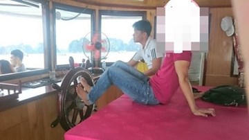Thuyền trưởng lái tàu bằng... chân bị đuổi việc