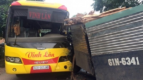 Xe tải đâm xe khách, nhiều người bị thương