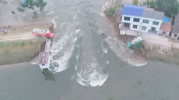 Dùng xe tải lao xuống dòng nước lũ để cứu đê vỡ