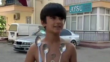 Bé trai biến thành nam châm mỗi khi giận