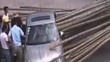 Xe tải phanh gấp, hàng trăm cây luồng xuyên thủng xe con