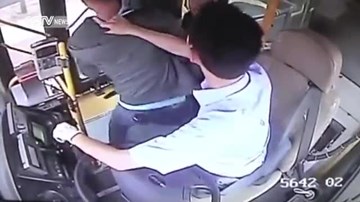 Tài xế xe buýt đóng cửa xe, giúp nạn nhân tóm gọn kẻ trộm