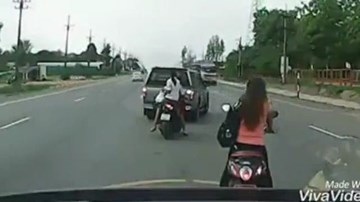 Nấp sau ô tô khi sang đường cũng rất nguy hiểm