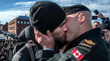 Nụ hôn lịch sử của chàng hải quân Canada và bạn trai