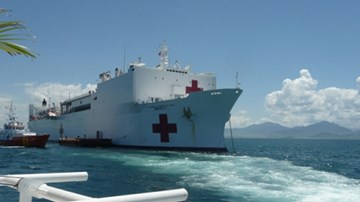 Cận cảnh tàu bệnh viện của Mỹ USNS Mercy vừa cập cảng Tiên Sa
