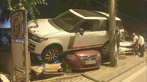 Range Rover chồm lên đầu ô tô khác, đâm sập bốt bảo vệ ở Hà Nội