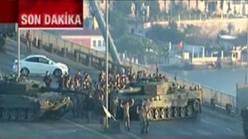 Binh lính đảo chính Thổ bỏ xe tăng, giơ tay xin hàng