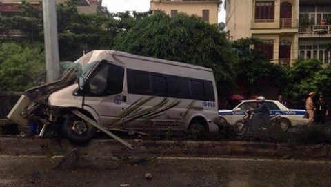 Xe khách 'điên' đâm nhiều người nguy kịch