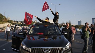Người dân Thổ Nhĩ Kỳ ăn mừng chiến thắng trước phe đảo chính tại Istanbul