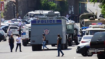 Bạo loạn tại Armenia, còn 5 cảnh sát bị giữ làm con tin